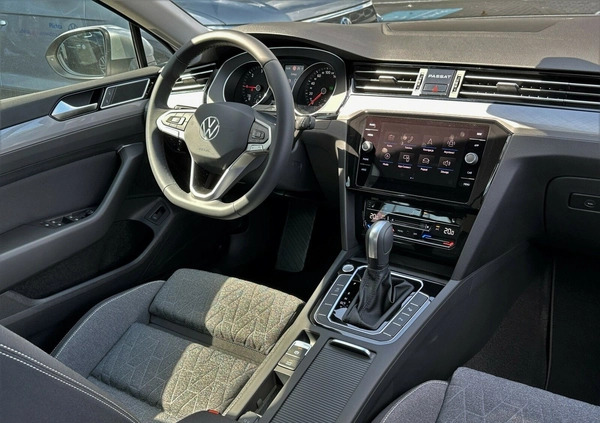 Volkswagen Passat cena 159900 przebieg: 5, rok produkcji 2024 z Trzebnica małe 46
